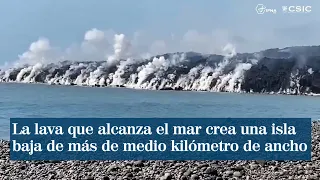 La lava que alcanza el mar crea una isla baja de más de medio kilómetro de ancho