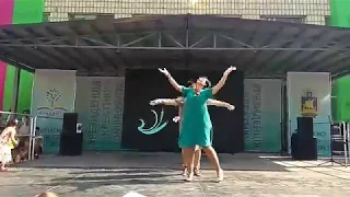 Танець, що об'єднує Вчителів СЗШ №158 м. Києва