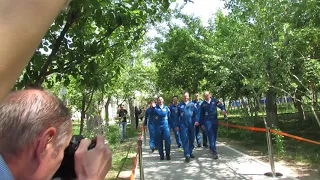 12  Выход космонавтов из гостиницы 1