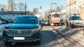 В Днепре на Чернышевского Volkswagen сбил мужчину, который вышел из трамвая