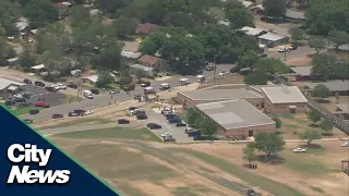 Texas gunmen barricaded himself in classroom: police