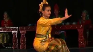 Tari bagurau ISI Padangpanjang (Tari Kreasi Minangkabau) Karya Syaiful Erman