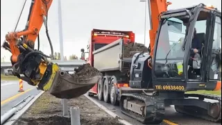 Crazy and different..😅Working as a laborer between two Hitachi ZX 85 US’s. 🤪😄 Testing myself!🙃