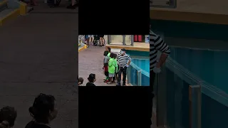 Tom the mime running away from the photo with the children 😂🤣(SeaWorld Orlando) 10 NOV 2023