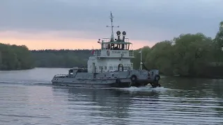 Буксиры-толкачи РТ-316 и Геннадий Уралев идут вниз по Москва-реке