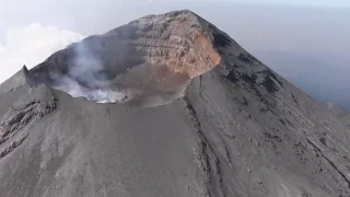 impresionante Vuelo sobre Crater del Volcán Popocatepétl