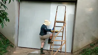 Budowa własnego samochodu w garażu i malowanie bramy garażu, część 2.