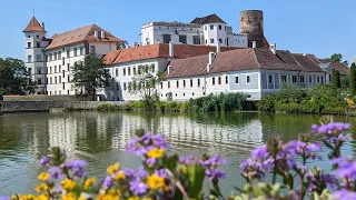 Hrad a Zámek Jindřichův Hradec - Castle Jindřichův Hradec - walking through a castle and courtyards