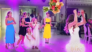 💍 La NUNTĂ 👰🏻‍♀️FETELE au prins BUCHETUL MIRESEI 💐