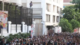 Shah Rukh Khan Live Eid 2022 हजारों fans हुवे जमा Outside Mannat House.