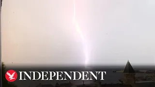 UK heatwave: Thunder and lightning lights up sky in Cornwall