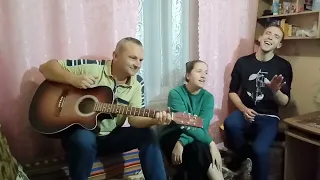 Песня под гитару "Мы желаем счастья вам..." в исполнении Яны и Саши!🎸