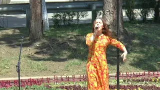 Алена Зеленская на Открытом микрофоне с песней "Дети войны"