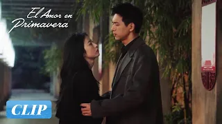 Clip 15 ¡Jie se encuentra con un acosador y lo golpea con una silla! | El Amor en Primavera | WeTV