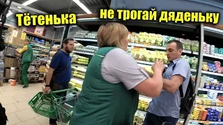 Директор магазина накинулась на камеру / За яйца ответишь!