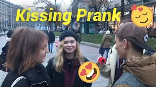 KISSING PRANK : ЛОВИМ ДЕВУШЕК В ЦЕНТРЕ КИЕВА!!!