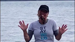 Woman puts octopus on face for photo op...octopus bites her, injects venom