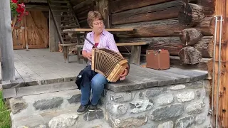 Vreni Kuratli spielt ein Ständli für die Leserschaft