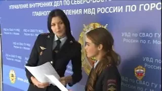 Двойник известного голливудского актера поздравил сотрудниц столичной полиции