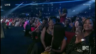 Tems’s funny reaction to winning the Best Collaboration BET Award for Essence #EGoBe 😂✌🏾