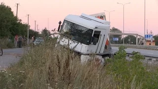 ДТП на трассе Киев-Чоп: грузовик вылетел на встречку, фура упала в кювет -  Житомир.info