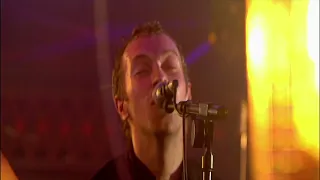 Chris Martin doing a cover of Lyla by Oasis in 2005