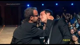 Neox Fan Awards - Ángel Llácer besa a Mario Casas
