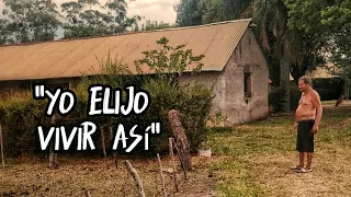 ¡Vive SOLO en el MEDIO del CAMPO en una casa de 100 AÑOS! | "El NUNCA dejaría este LUGAR"