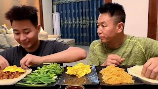 今天他无法吃独食了，脑瓜子嗡嗡的吧#eating show#eating challenge#husband and wife eating food#eating #asmr eating