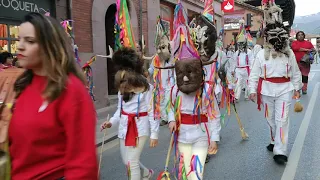 Desfile por las calles de Potes de los Zamarrones