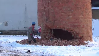 Nerves of steel - demolition of the chimney  with a Pneumatic Hammer