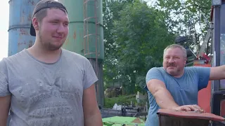 Bogdan Kubala z Krzyśkiem pokazują swoje gospodarstwo Rolnicy z Podlasia