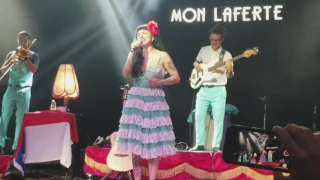 Mon Laferte sale llorando de escenario