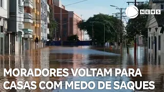 Moradores voltam para residências alagadas com medo de saques e roubos