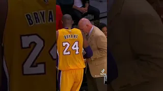 Kobe Bryant dislocated his finger and goes back to the game right after adjusting it