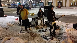 Кавер-группа "ISTREETBAND" выступает на Думской улице...