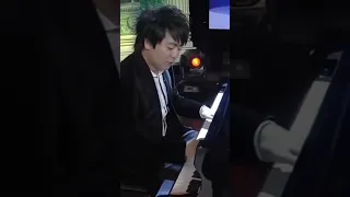 Lang Lang plays the Chopin Etude op. 10 no. 5 in G flat major with an apple.