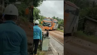 Mobil Truk Paket Dan Bus ngedrift di Jalan Yang Berlumpur