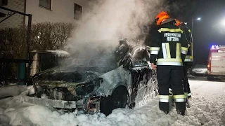 Nächtlicher Fahrzeugbrand in Hörsching