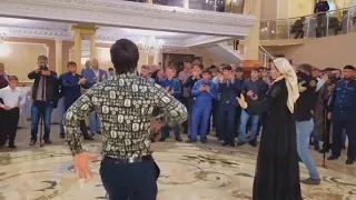 Зубайра Тухугов Танцует чеченской Лезгинку 2021