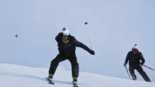 Extreme, steep skiing.Экстрим, крутой спуск на лыжах .