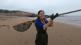 渔妹带着爷爷的神器赶海，螃蟹一捞一个准，今天有好收获了