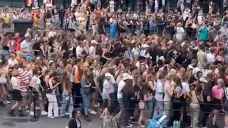 Fans Billie Eilish bij de Ziggo Dome ( full length )