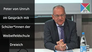 Peter von Unruh - Verwaltungsdirektor des Hessischen Landtags im Gespräch mit Schüler*innen der WFS