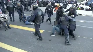 Французская полиция разогнала каталонцев на границе Испании и Франции