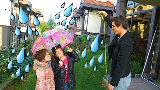 Masal ve Öykü'ye Yagmur Şakası ! Rain Prank for Children - Funny Kids Video