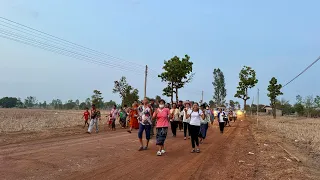 ชาวบ้านตื่นเต้นดีใจต้อนรับผ้าป่าไทย-ลาว ຕ້ອນຮັບຜ້າປ່າມາຈາກຝັ່ງໄທ