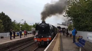 *MUST WATCH!!!*The legendary Flying Scotsman passes Stonehaven on it’s return journey to Edinburgh.