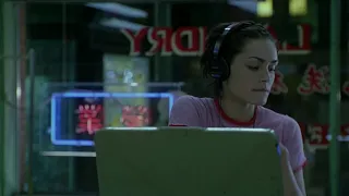 Shannyn Sossamon wears Sony headphones in 40 Days and 40 Nights 2002