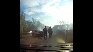 Момент аварии на ЖБИ, после которой загорелась иномарка | E1.ru